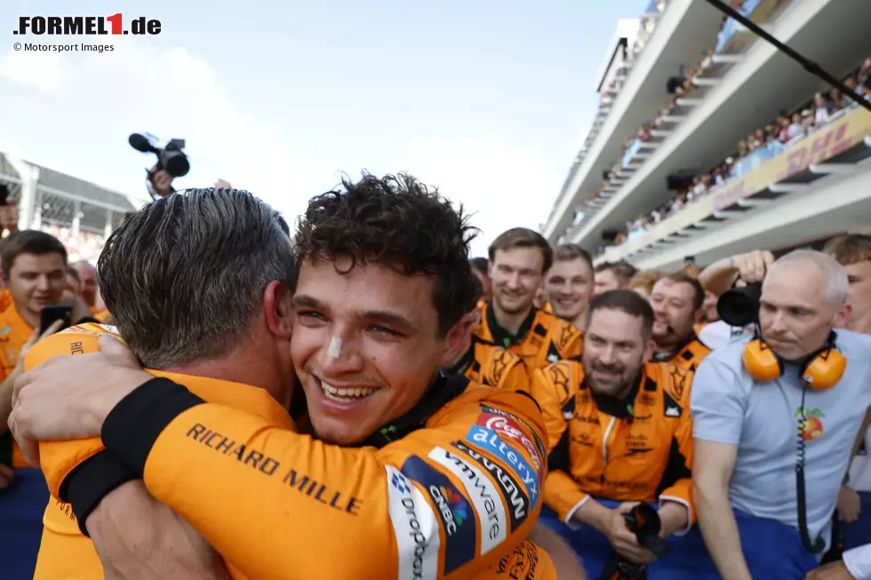 Foto zur News: Lando Norris (McLaren) und Zak Brown