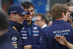 Foto zur News: Alexander Albon (Williams), Max Verstappen (Red Bull) und Logan Sargeant (Williams)