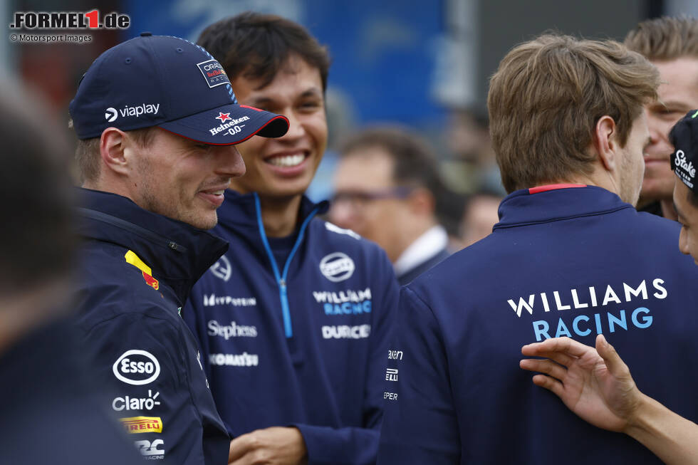 Foto zur News: Alexander Albon (Williams), Max Verstappen (Red Bull) und Logan Sargeant (Williams)