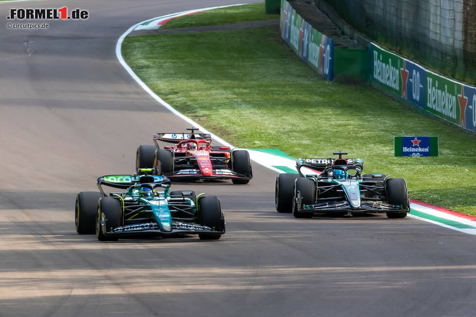 Foto zur News: Fernando Alonso (Aston Martin), Charles Leclerc (Ferrari) und George Russell (Mercedes)