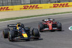 Foto zur News: Max Verstappen (Red Bull) und Charles Leclerc (Ferrari)