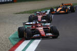 Foto zur News: Charles Leclerc (Ferrari), Carlos Sainz (Ferrari) und Oscar Piastri (McLaren)