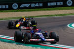 Foto zur News: Yuki Tsunoda (Racing Bulls) und Sergio Perez (Red Bull)