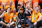 Foto zur News: Oscar Piastri (McLaren), Lando Norris (McLaren) und Zak Brown