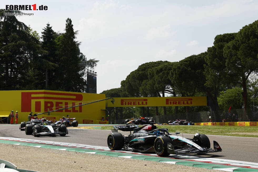 Foto zur News: George Russell (Mercedes), Lewis Hamilton (Mercedes) und Nico Hülkenberg (Haas)