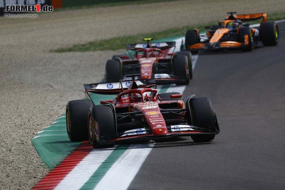 Foto zur News: Charles Leclerc (Ferrari), Carlos Sainz (Ferrari) und Oscar Piastri (McLaren)