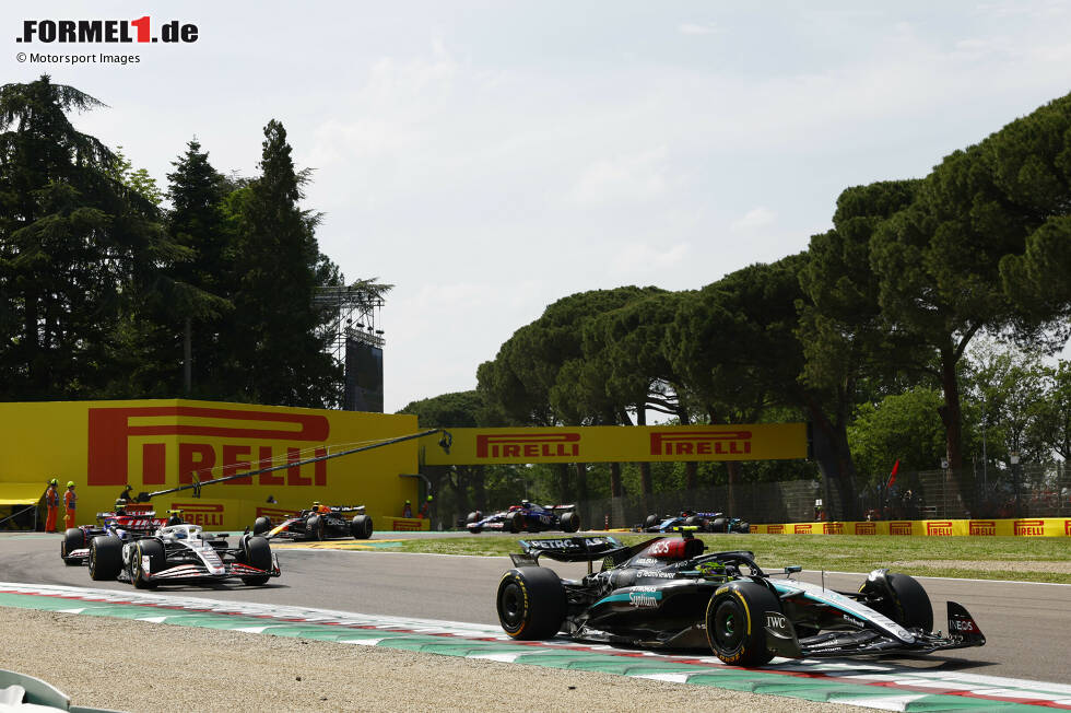 Foto zur News: Lewis Hamilton (Mercedes), Nico Hülkenberg (Haas) und Yuki Tsunoda (Racing Bulls)