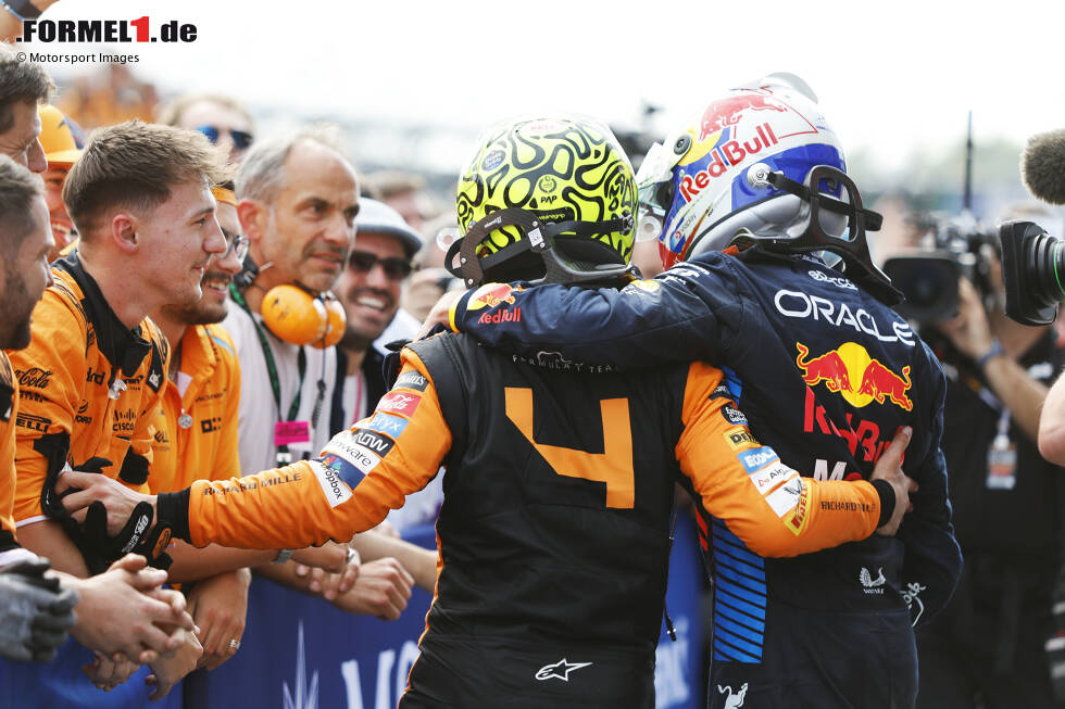 Foto zur News: Lando Norris (McLaren) und Max Verstappen (Red Bull)