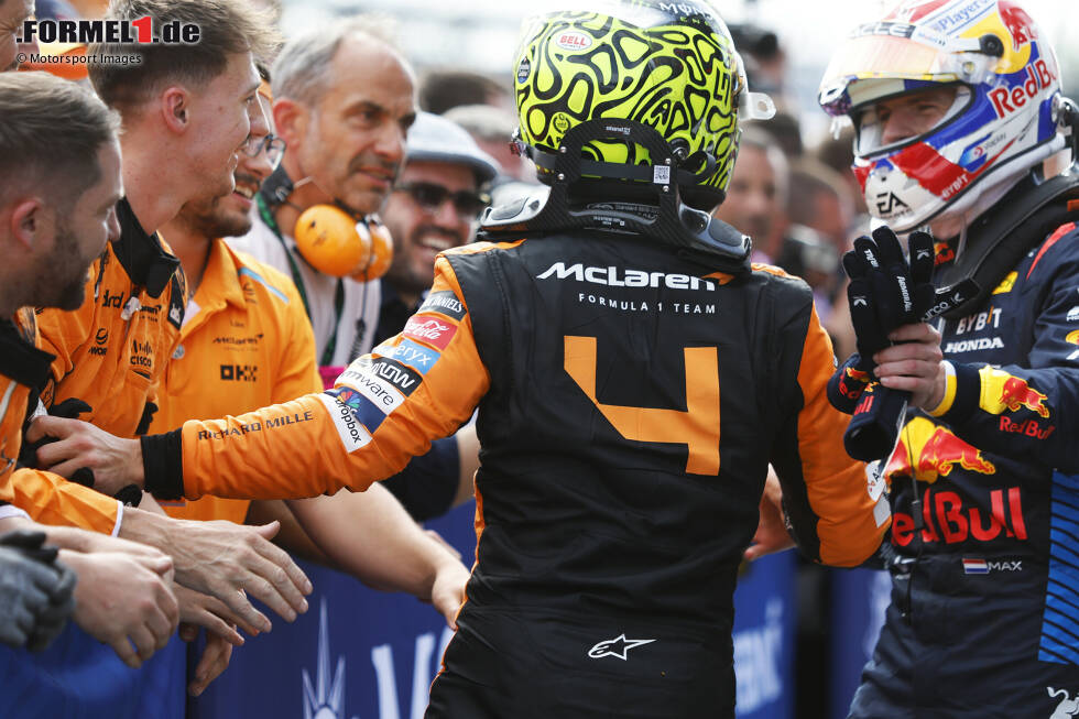 Foto zur News: Lando Norris (McLaren) und Max Verstappen (Red Bull)