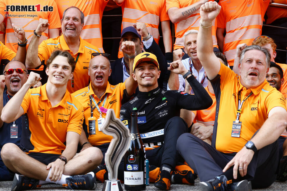 Foto zur News: Oscar Piastri (McLaren), Lando Norris (McLaren) und Zak Brown