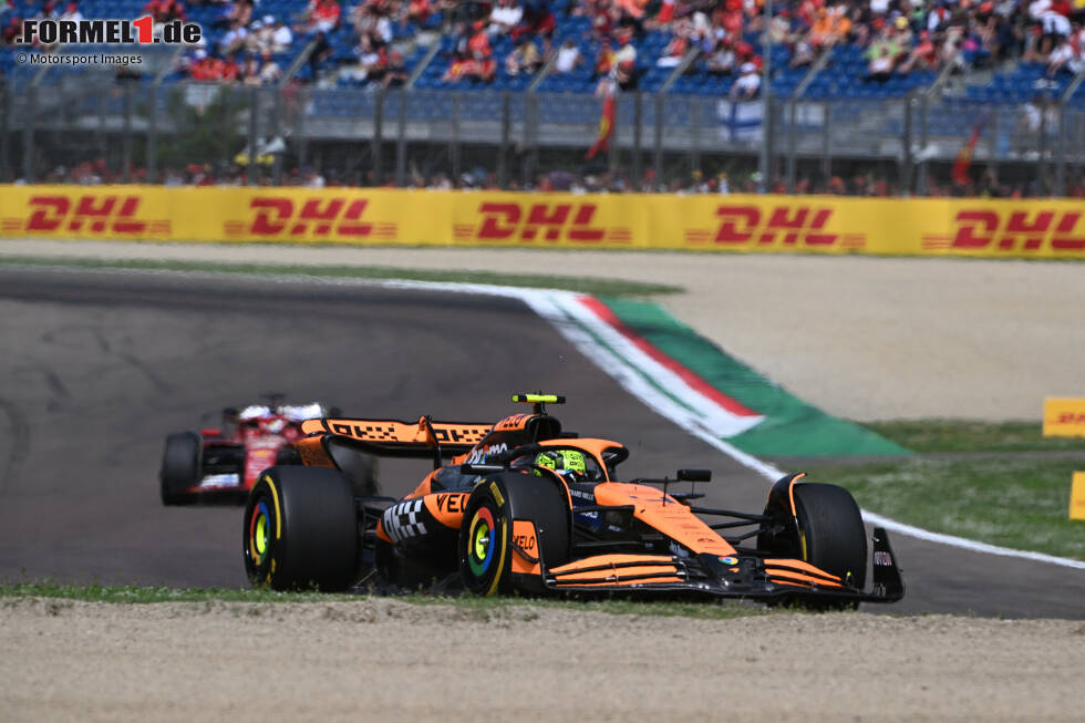 Foto zur News: Lando Norris (McLaren) und Charles Leclerc (Ferrari)