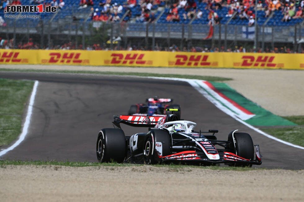 Foto zur News: Nico Hülkenberg (Haas) und Daniel Ricciardo (Racing Bulls)