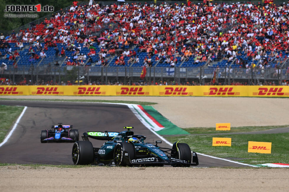 Foto zur News: Fernando Alonso (Aston Martin) und Esteban Ocon (Alpine)