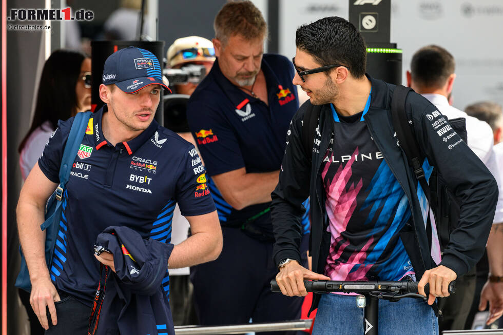 Foto zur News: Max Verstappen (Red Bull) und Esteban Ocon (Alpine)