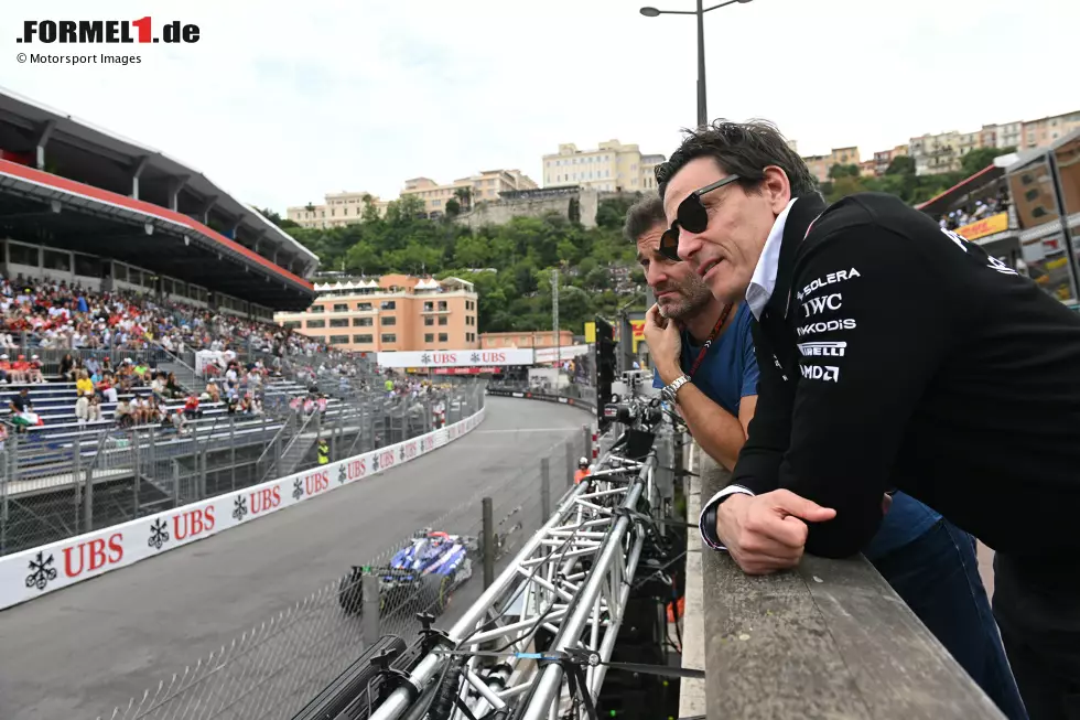 Foto zur News: Toto Wolff, Mark Webber und Yuki Tsunoda (Racing Bulls)