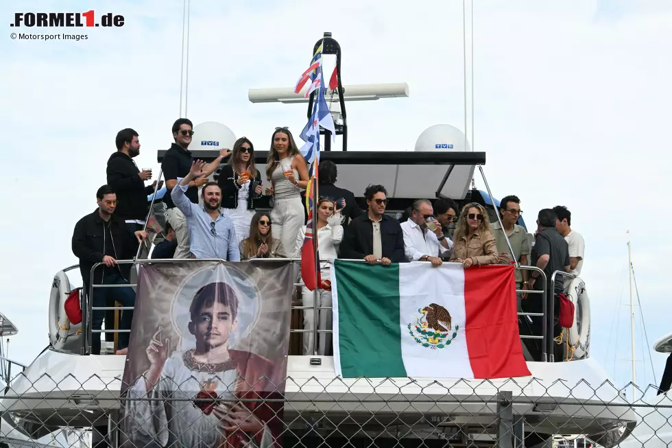 Foto zur News: Charles Leclerc (Ferrari) und Sergio Perez (Red Bull)