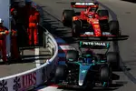 Foto zur News: George Russell (Mercedes) und Charles Leclerc (Ferrari)