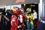 Foto zur News: Charles Leclerc (Ferrari) und Oscar Piastri (McLaren)