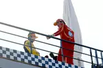 Foto zur News: Oscar Piastri (McLaren) und Carlos Sainz (Ferrari)