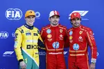 Foto zur News: Oscar Piastri (McLaren), Charles Leclerc (Ferrari) und Carlos Sainz (Ferrari)