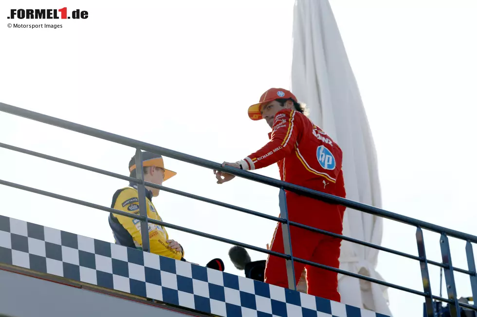 Foto zur News: Oscar Piastri (McLaren) und Carlos Sainz (Ferrari)