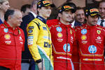 Foto zur News: Oscar Piastri (McLaren), Charles Leclerc (Ferrari) und Carlos Sainz (Ferrari)