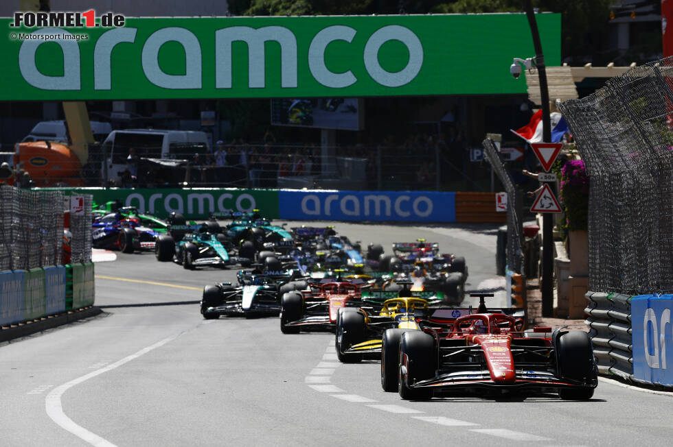 Foto zur News: Charles Leclerc (Ferrari), Oscar Piastri (McLaren) und Carlos Sainz (Ferrari)