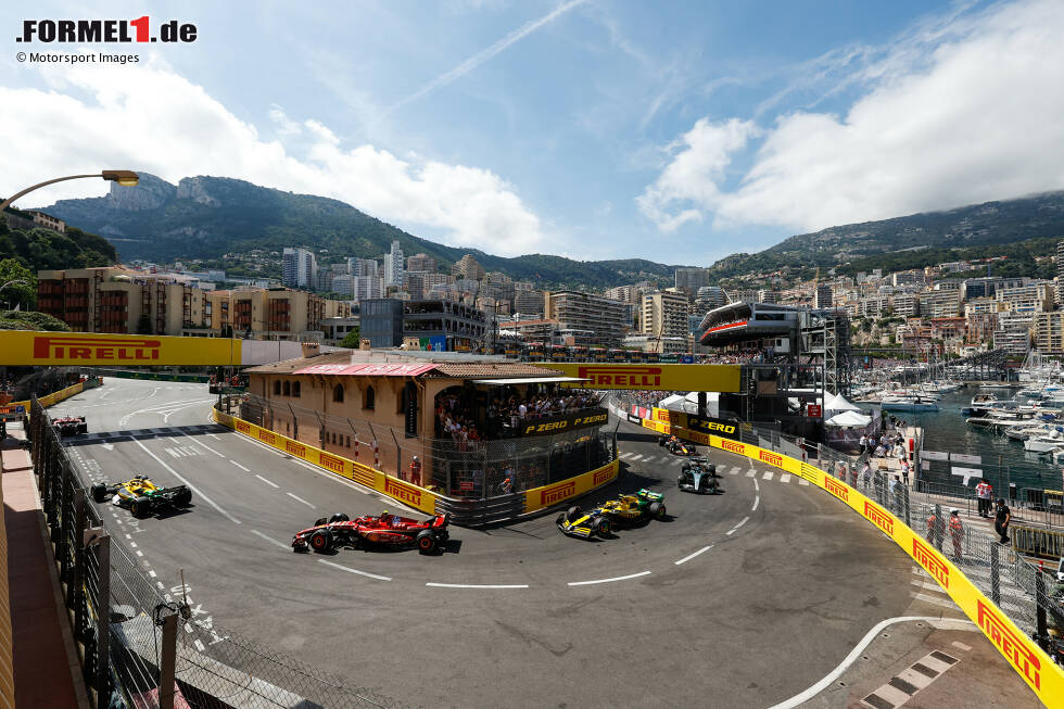 Foto zur News: Charles Leclerc (Ferrari), Oscar Piastri (McLaren), Carlos Sainz (Ferrari), Lando Norris (McLaren) und George Russell (Mercedes)