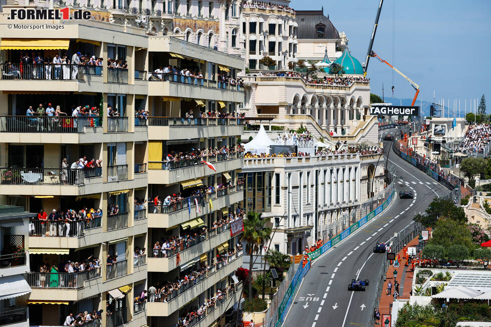 Foto zur News: Alexander Albon (Williams), Lewis Hamilton (Mercedes) und Yuki Tsunoda (Racing Bulls)