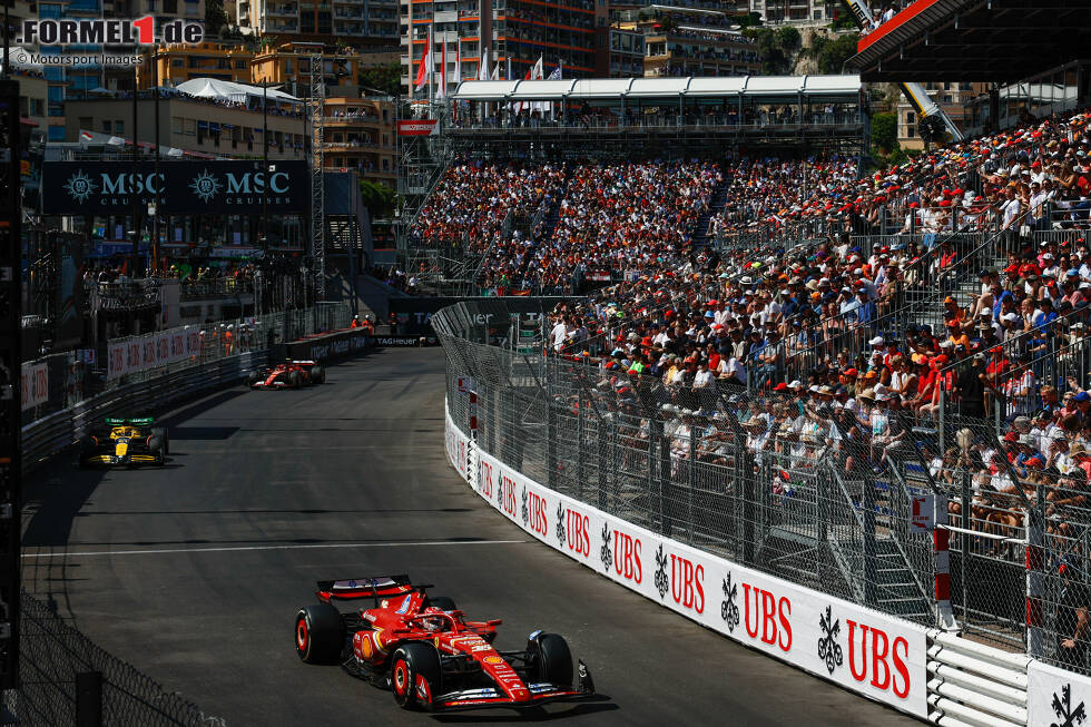 Foto zur News: Charles Leclerc (Ferrari), Oscar Piastri (McLaren) und Carlos Sainz (Ferrari)