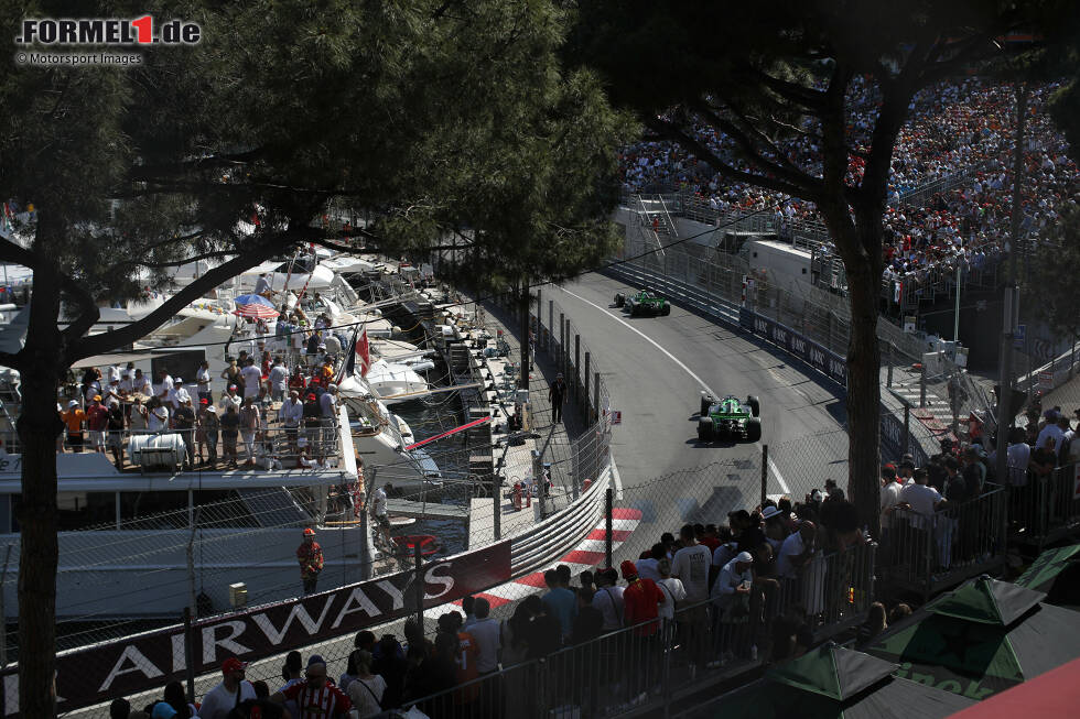 Foto zur News: Guanyu Zhou (Sauber) und Valtteri Bottas (Sauber)