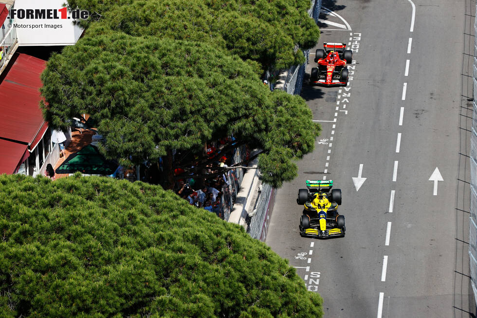 Foto zur News: Oscar Piastri (McLaren) und Carlos Sainz (Ferrari)