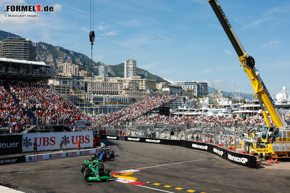 Foto zur News: Guanyu Zhou (Sauber) und Logan Sargeant (Williams)