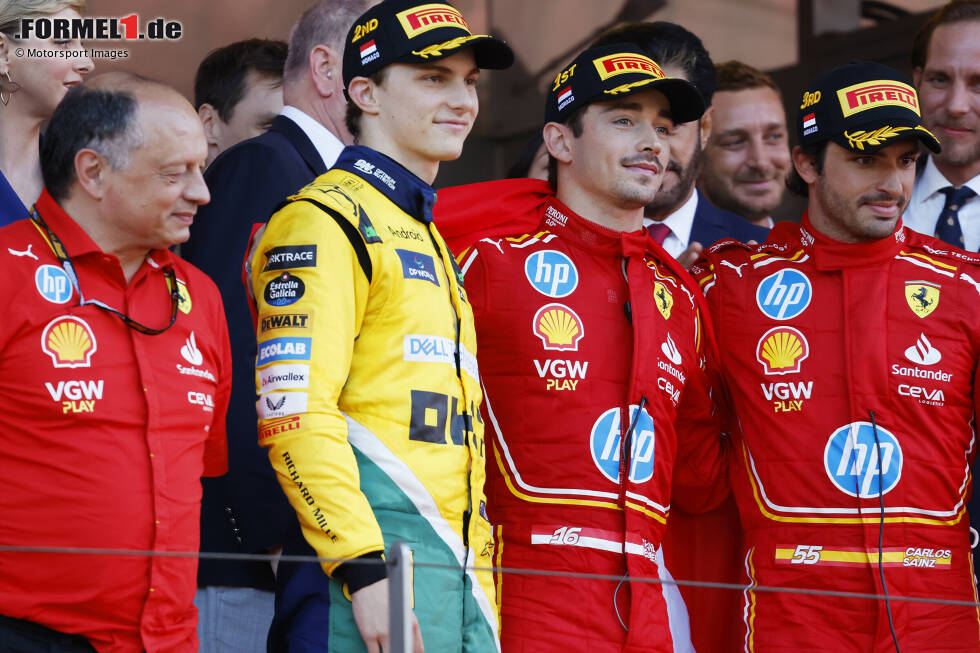 Foto zur News: Oscar Piastri (McLaren), Charles Leclerc (Ferrari) und Carlos Sainz (Ferrari)