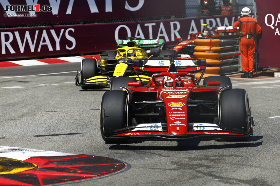 Foto zur News: Charles Leclerc (Ferrari) und Oscar Piastri (McLaren)