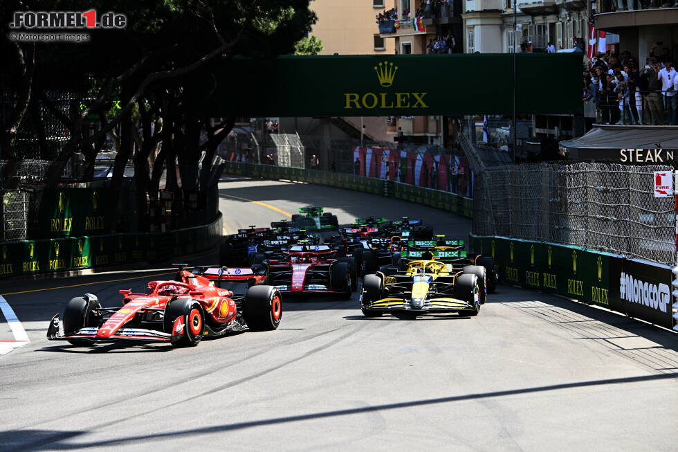 Foto zur News: Charles Leclerc (Ferrari), Oscar Piastri (McLaren), Carlos Sainz (Ferrari), Lando Norris (McLaren) und George Russell (Mercedes)