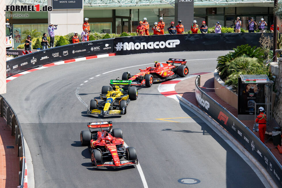 Foto zur News: Charles Leclerc (Ferrari), Oscar Piastri (McLaren) und Carlos Sainz (Ferrari)