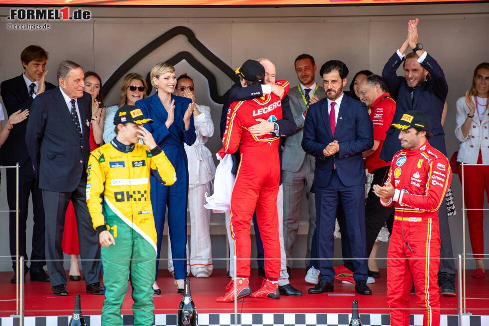 Foto zur News: Charles Leclerc (Ferrari), Oscar Piastri (McLaren) und Carlos Sainz (Ferrari)