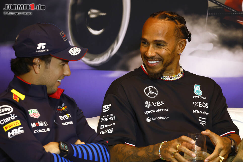 Foto zur News: Sergio Perez (Red Bull) und Lewis Hamilton (Mercedes)