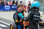 Foto zur News: George Russell (Mercedes) und Max Verstappen (Red Bull)