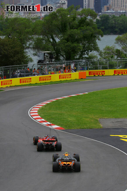 Foto zur News: Charles Leclerc (Ferrari) und Lando Norris (McLaren)