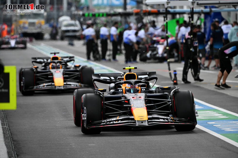 Foto zur News: Sergio Perez (Red Bull) und Max Verstappen (Red Bull)