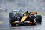 Foto zur News: Oscar Piastri (McLaren) und Fernando Alonso (Aston Martin)