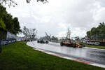 Foto zur News: Oscar Piastri (McLaren), Fernando Alonso (Aston Martin) und Lewis Hamilton (Mercedes)
