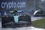 Foto zur News: Fernando Alonso (Aston Martin) und Lewis Hamilton (Mercedes)