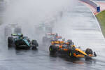 Foto zur News: Oscar Piastri (McLaren), Daniel Ricciardo (Racing Bulls), Fernando Alonso (Aston Martin) und Lewis Hamilton (Mercedes)