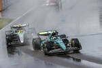 Foto zur News: Fernando Alonso (Aston Martin) und Lewis Hamilton (Mercedes)