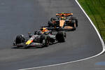 Foto zur News: Max Verstappen (Red Bull) und Lando Norris (McLaren)