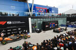 Foto zur News: Max Verstappen (Red Bull), Lando Norris (McLaren) und George Russell (Mercedes)