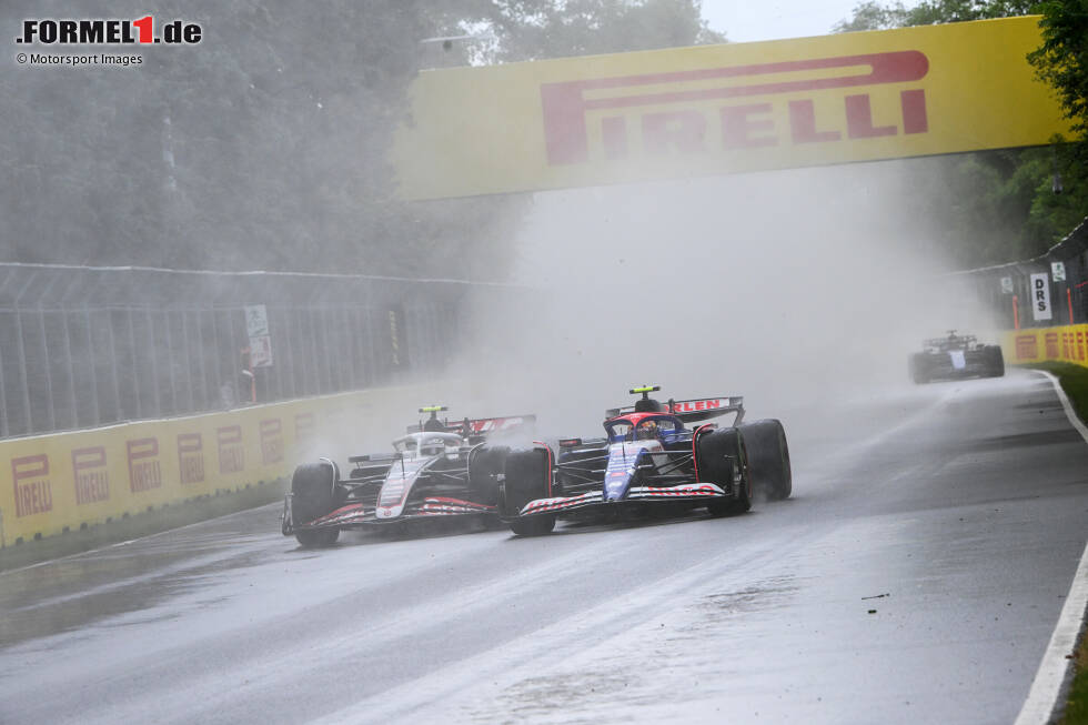 Foto zur News: Yuki Tsunoda (Racing Bulls) und Nico Hülkenberg (Haas)